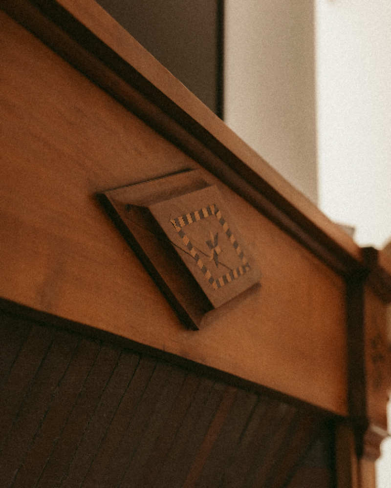 Cheminée du salon dans une maison de colocation intergénérationnelle