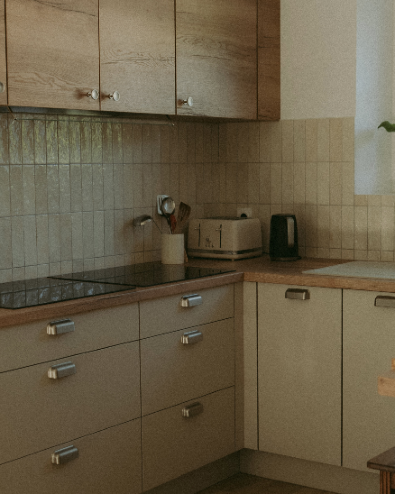 Cuisine partagée fonctionnelle dans une maison de colocation intergénérationnelle