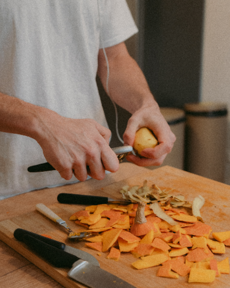 Préparation d’un repas dans la cuisine partagée de la maison