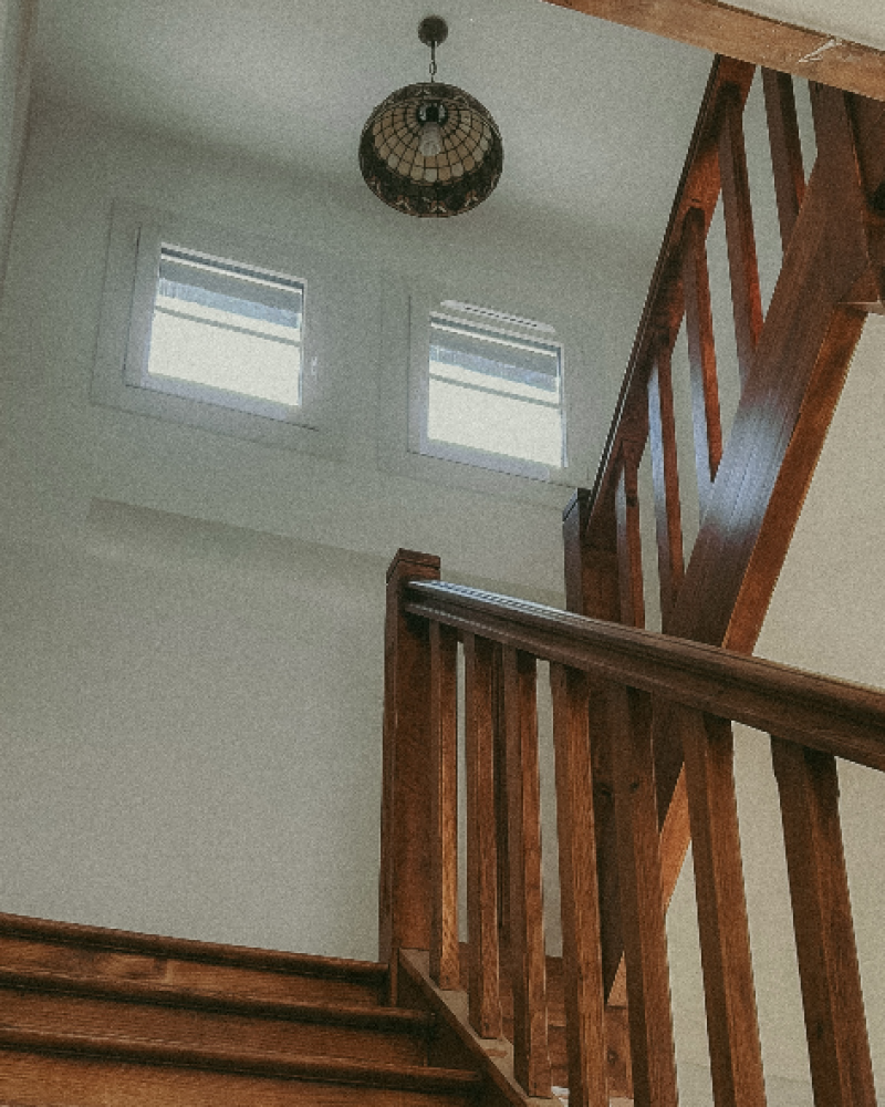 Escalier et lustre dans une maison de colocation intergénérationnelle